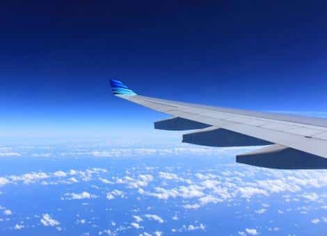 wing of plane flying through the sky